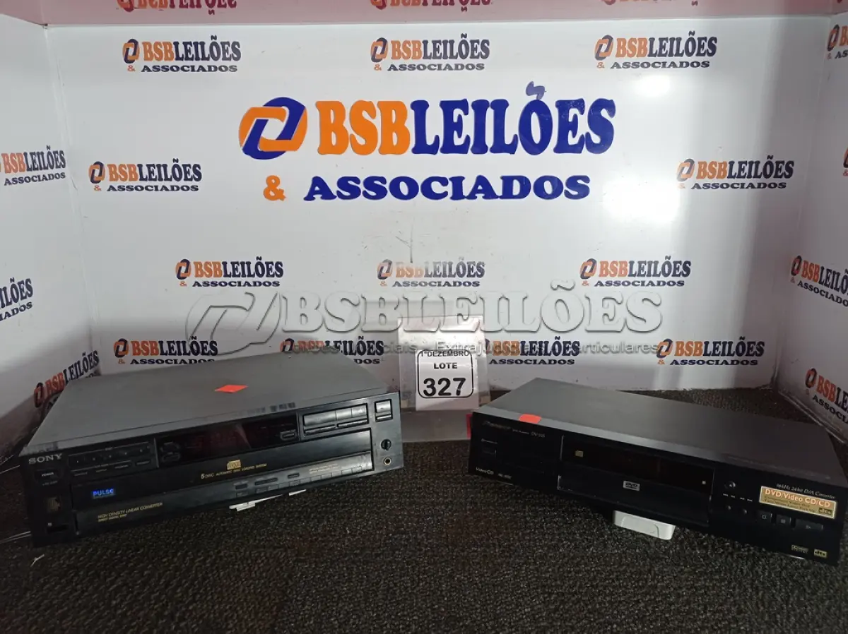 LOTE 327 - 02 APARELHOS TOCA CD’S MARCA SONY E PIONEER. (NO ESTADO) ATENÇÃO! FAZER A VISITAÇÃO ANTES DE ARREMATAR, NÃO SABEMOS SE FUNCIONA. LEILÃO NÃO TEM GARANTIA E NEM DEVOLUÇÃO, SUJEITO A POSSÍVEIS AVARIAS VISÍVEIS/OCULTAS E/OU AUSÊNCIA DE COMPONENTES.