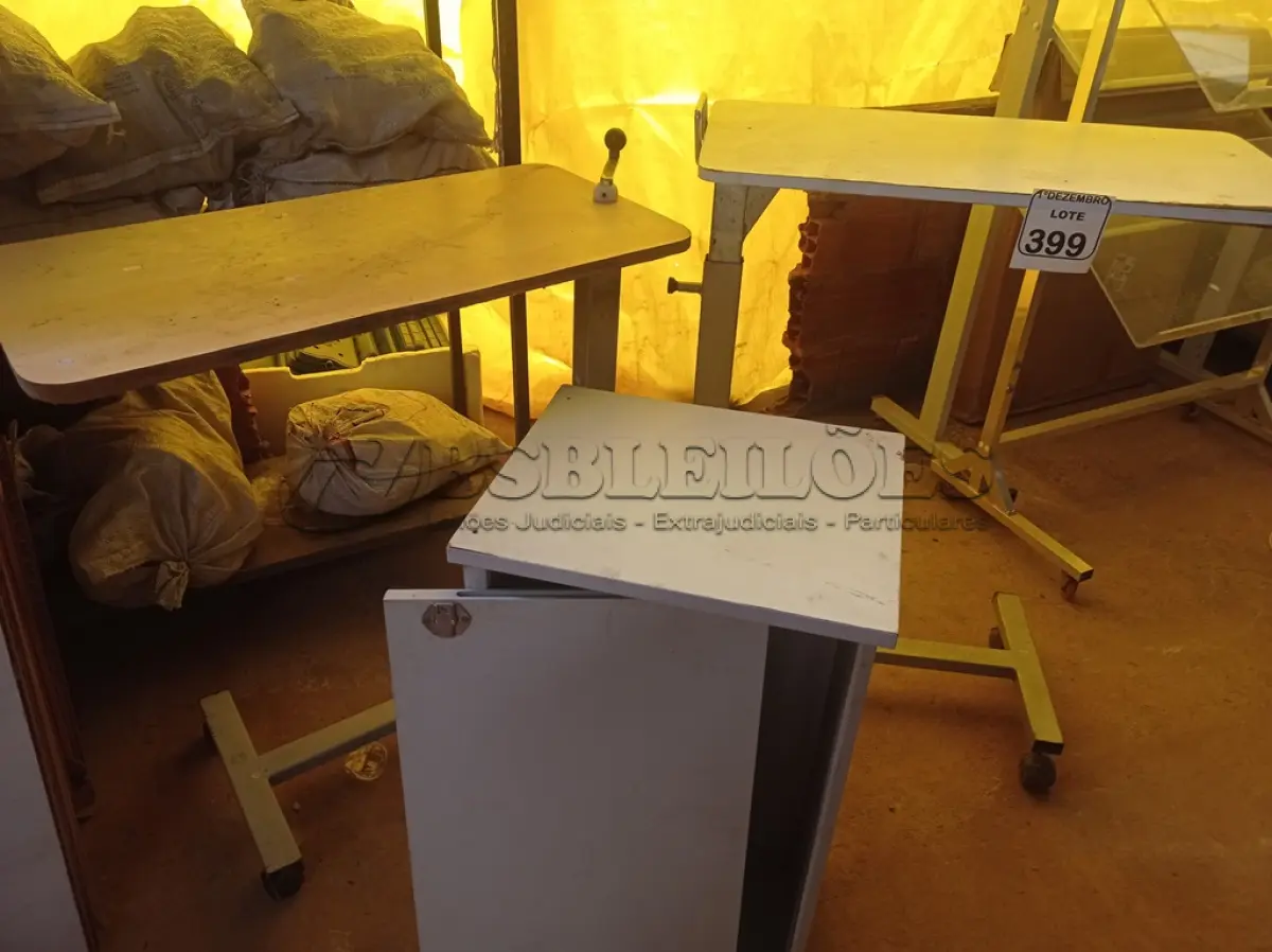 LOTE 399 - 02 MESAS P/REFEIÇÃO C/REGULADOR DE ALTURA E 01 ARMÁRIO EM MADEIRA. (NO ESTADO) ATENÇÃO! FAZER A VISITAÇÃO ANTES DE ARREMATAR, NÃO SABEMOS SE FUNCIONA. LEILÃO NÃO TEM GARANTIA E NEM DEVOLUÇÃO, SUJEITO A POSSÍVEIS AVARIAS VISÍVEIS/OCULTAS E/OU AUSÊNCIA DE COMPONENTES.