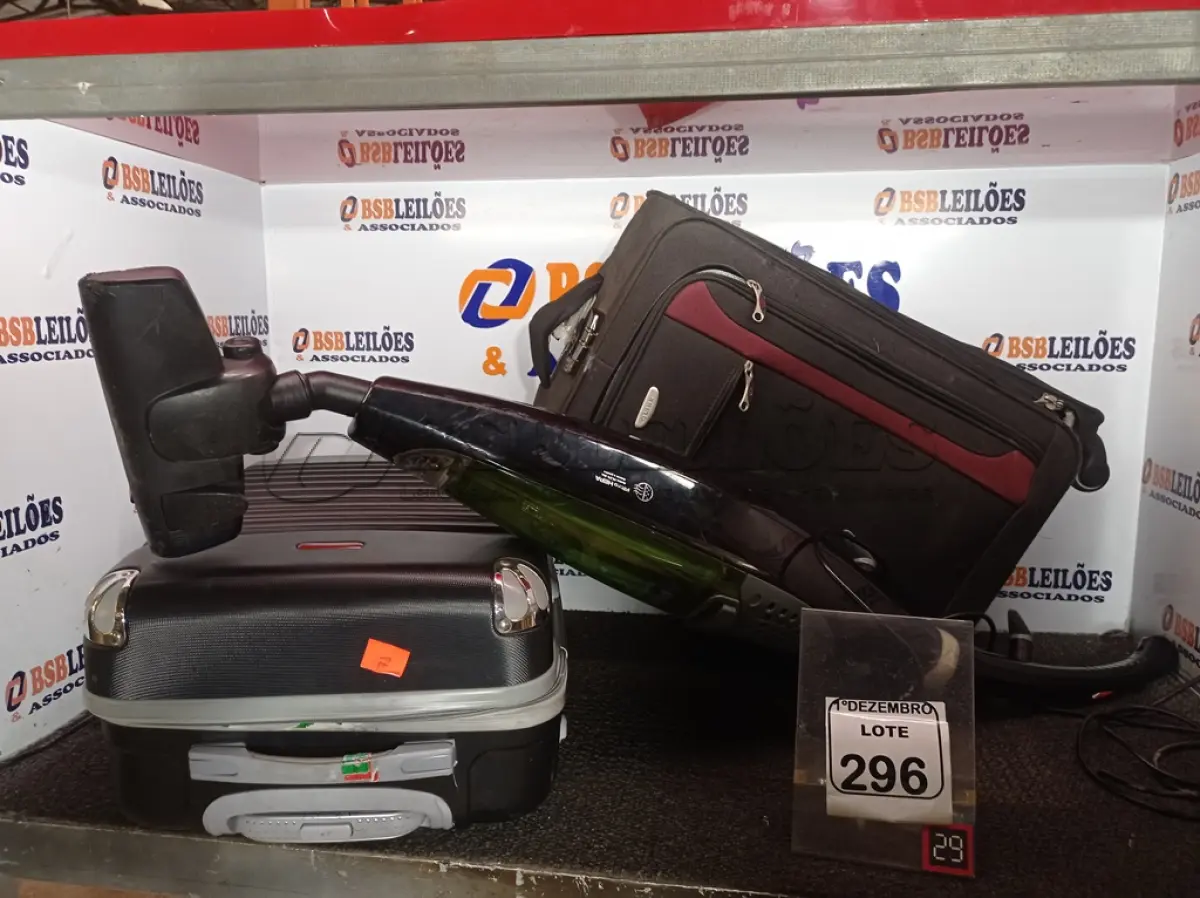 LOTE 296 - 01 ASPIRADOR DE PÓ MARCA PHILIPS E 02 MALAS MODELOS DIVERSOS. (NO ESTADO) ATENÇÃO! FAZER A VISITAÇÃO ANTES DE ARREMATAR, NÃO SABEMOS SE FUNCIONA. LEILÃO NÃO TEM GARANTIA E NEM DEVOLUÇÃO, SUJEITO A POSSÍVEIS AVARIAS VISÍVEIS/OCULTAS E/OU AUSÊNCIA DE COMPONENTES.