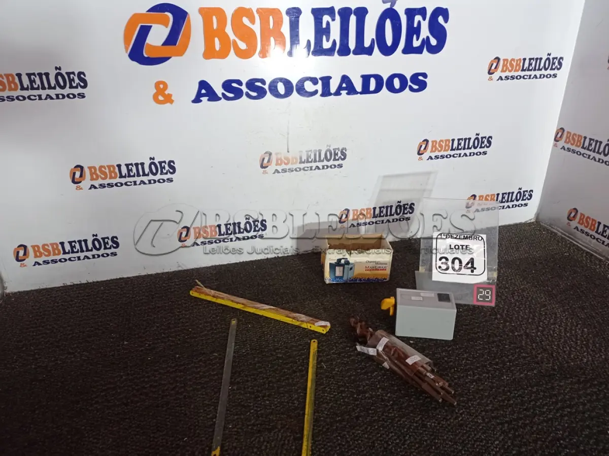 LOTE 304 - 01 LOTE C/VÁRIAS BROCAS, CERRAS E 01 CHAVE TRIFÁSICA P/MOTORES (NO ESTADO) ATENÇÃO! FAZER A VISITAÇÃO ANTES DE ARREMATAR, NÃO SABEMOS SE FUNCIONA. LEILÃO NÃO TEM GARANTIA E NEM DEVOLUÇÃO, SUJEITO A POSSÍVEIS AVARIAS VISÍVEIS/OCULTAS E/OU AUSÊNCIA DE COMPONENTES.