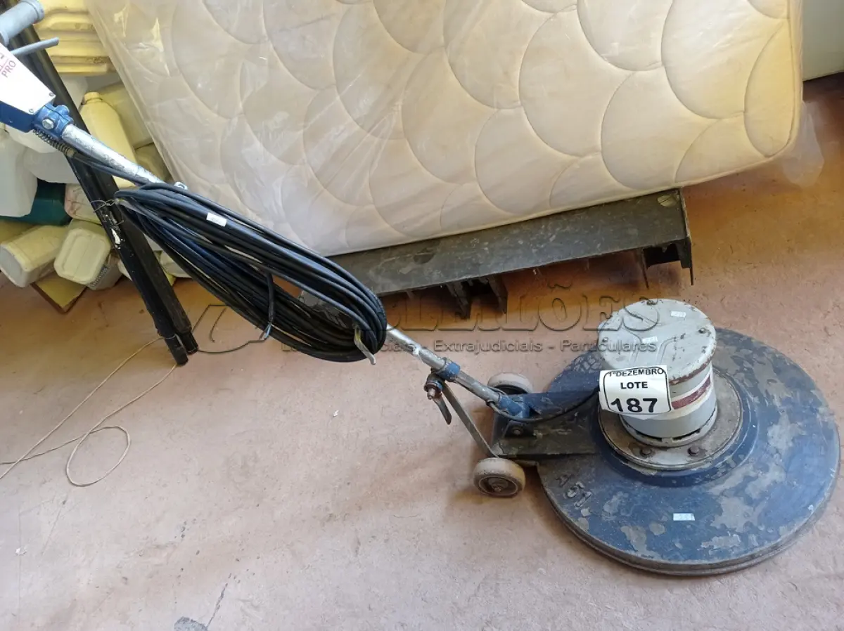 LOTE 187 - 01 ENCERADEIRA MARCA PRIMEPRO MODELO A51. (NO ESTADO) ATENÇÃO! FAZER A VISITAÇÃO ANTES DE ARREMATAR, NÃO SABEMOS SE FUNCIONA. LEILÃO NÃO TEM GARANTIA E NEM DEVOLUÇÃO, SUJEITO A POSSÍVEIS AVARIAS VISÍVEIS/OCULTAS E/OU AUSÊNCIA DE COMPONENTES.