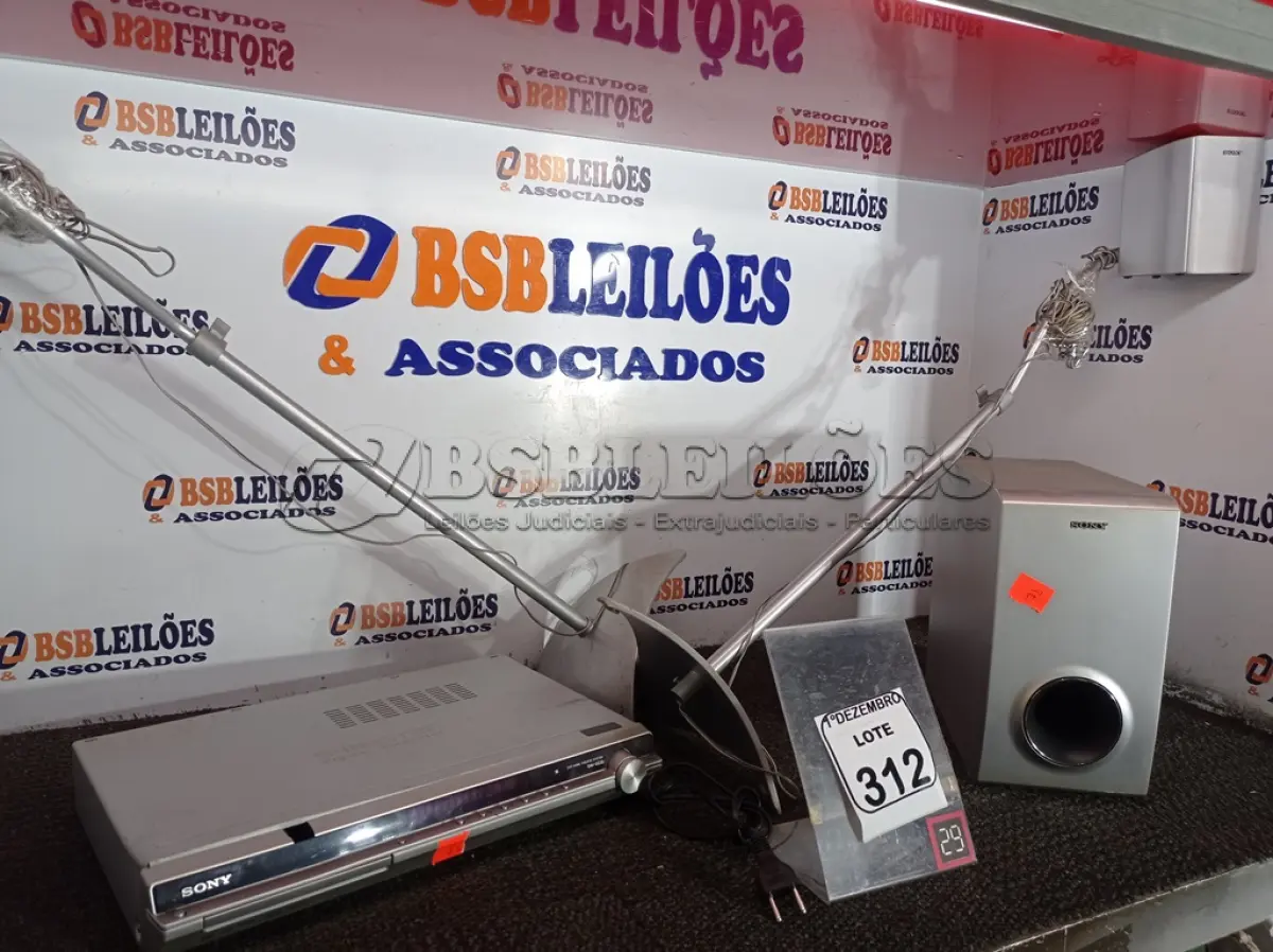 LOTE 312 - 01 HOME-THEATER MARCA SONY. (NO ESTADO) ATENÇÃO! FAZER A VISITAÇÃO ANTES DE ARREMATAR, NÃO SABEMOS SE FUNCIONA. LEILÃO NÃO TEM GARANTIA E NEM DEVOLUÇÃO, SUJEITO A POSSÍVEIS AVARIAS VISÍVEIS/OCULTAS E/OU AUSÊNCIA DE COMPONENTES.