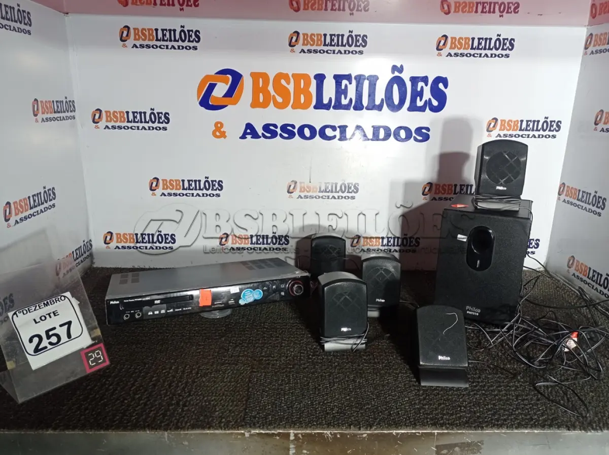 LOTE 257 - 01 HOME-THEATER MARCA PHILCO. (NO ESTADO) ATENÇÃO! FAZER A VISITAÇÃO ANTES DE ARREMATAR, NÃO SABEMOS SE FUNCIONA. LEILÃO NÃO TEM GARANTIA E NEM DEVOLUÇÃO, SUJEITO A POSSÍVEIS AVARIAS VISÍVEIS/OCULTAS E/OU AUSÊNCIA DE COMPONENTES.