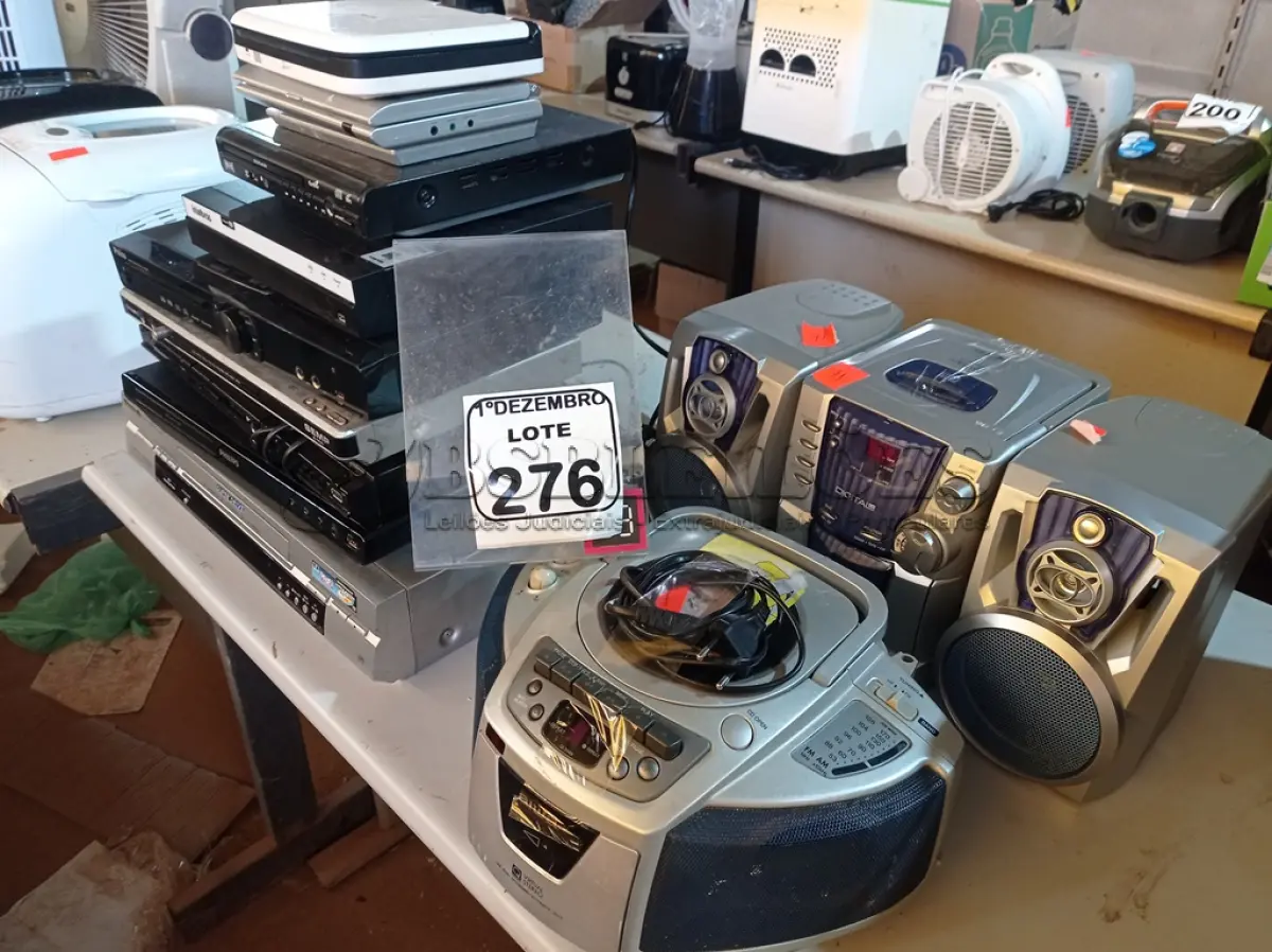 LOTE 276 - 01 LOTE C/ 02 MICROSYSTEMS E VÁRIOS APARELHOS DE DVD’S MARCAS E MODELOS DIVERSOS. (NO ESTADO) ATENÇÃO! FAZER A VISITAÇÃO ANTES DE ARREMATAR, NÃO SABEMOS SE FUNCIONA. LEILÃO NÃO TEM GARANTIA E NEM DEVOLUÇÃO, SUJEITO A POSSÍVEIS AVARIAS VISÍVEIS/OCULTAS E/OU AUSÊNCIA DE COMPONENTES.