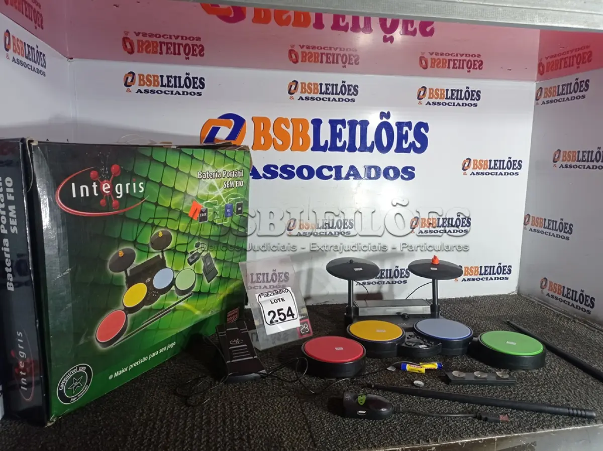 LOTE 254 - 01 BATERIA ELÉTRICA PORTÁTIL P/GAMES. (NO ESTADO) ATENÇÃO! FAZER A VISITAÇÃO ANTES DE ARREMATAR, NÃO SABEMOS SE FUNCIONA. LEILÃO NÃO TEM GARANTIA E NEM DEVOLUÇÃO, SUJEITO A POSSÍVEIS AVARIAS VISÍVEIS/OCULTAS E/OU AUSÊNCIA DE COMPONENTES.