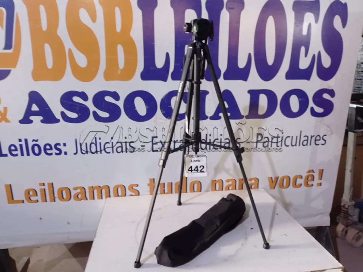 LOTE 442 - 01 TRIPÉ P/CÂMERA MARCA TOMATE(NOVO). (NO ESTADO) ATENÇÃO! FAZER A VISITAÇÃO ANTES DE ARREMATAR, NÃO SABEMOS SE FUNCIONA. LEILÃO NÃO TEM GARANTIA E NEM DEVOLUÇÃO, SUJEITO A POSSÍVEIS AVARIAS VISÍVEIS/OCULTAS E/OU AUSÊNCIA DE COMPONENTES.