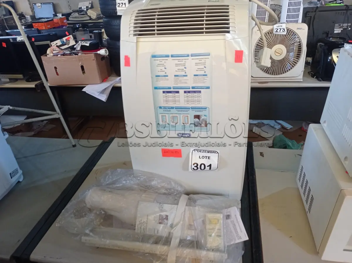 LOTE 301 - 01 AR CONDICIONADO PORTÁTIL MARCA DELONGHI 110V. (NO ESTADO) ATENÇÃO! FAZER A VISITAÇÃO ANTES DE ARREMATAR, NÃO SABEMOS SE FUNCIONA. LEILÃO NÃO TEM GARANTIA E NEM DEVOLUÇÃO, SUJEITO A POSSÍVEIS AVARIAS VISÍVEIS/OCULTAS E/OU AUSÊNCIA DE COMPONENTES.