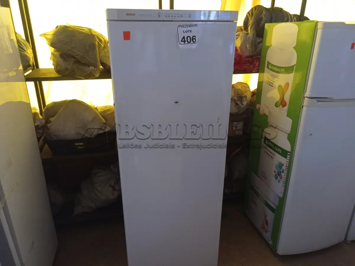 LOTE 406 - 01 GELADEIRA MARCA BOSCH DYNAMIC COOLIN 220V.  (NO ESTADO) ATENÇÃO! FAZER A VISITAÇÃO ANTES DE ARREMATAR, NÃO SABEMOS SE FUNCIONA. LEILÃO NÃO TEM GARANTIA E NEM DEVOLUÇÃO, SUJEITO A POSSÍVEIS AVARIAS VISÍVEIS/OCULTAS E/OU AUSÊNCIA DE COMPONENTES.