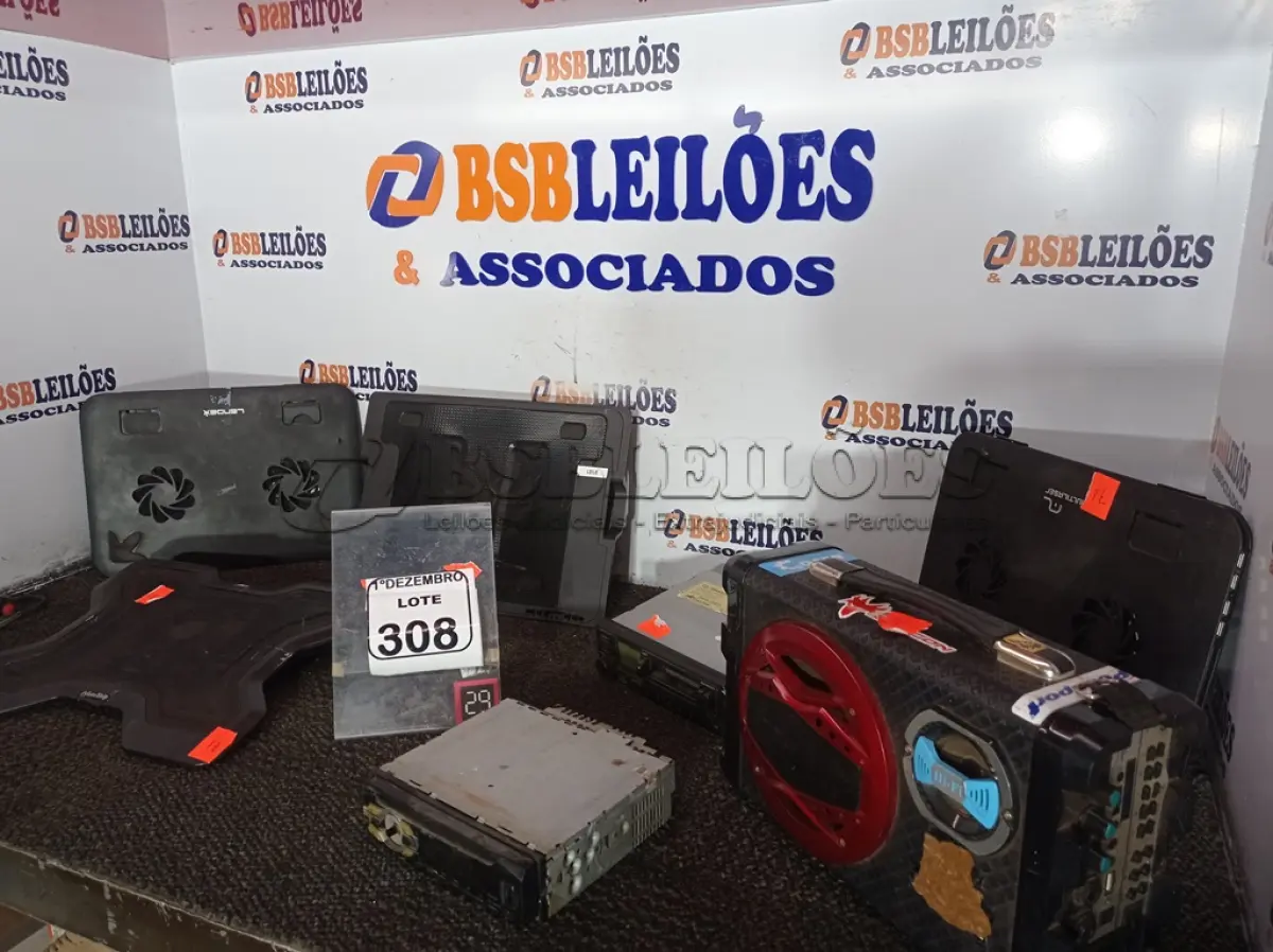 LOTE 308 - 02 APARELHOS DE SOM AUTOMOTIVOS MARCAS E MODELOS DIVERSOS SENDO UM TOCA-FITAS, 01 CAIXA DE SOM E MATERIAIS DIVERSOS. (NO ESTADO) ATENÇÃO! FAZER A VISITAÇÃO ANTES DE ARREMATAR, NÃO SABEMOS SE FUNCIONA. LEILÃO NÃO TEM GARANTIA E NEM DEVOLUÇÃO, SUJEITO A POSSÍVEIS AVARIAS VISÍVEIS/OCULTAS E/OU AUSÊNCIA DE COMPONENTES.