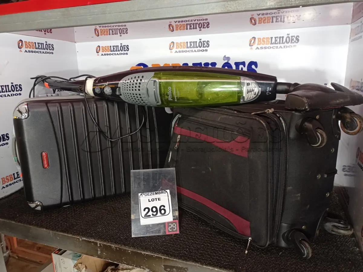 LOTE 296 - 01 ASPIRADOR DE PÓ MARCA PHILIPS E 02 MALAS MODELOS DIVERSOS. (NO ESTADO) ATENÇÃO! FAZER A VISITAÇÃO ANTES DE ARREMATAR, NÃO SABEMOS SE FUNCIONA. LEILÃO NÃO TEM GARANTIA E NEM DEVOLUÇÃO, SUJEITO A POSSÍVEIS AVARIAS VISÍVEIS/OCULTAS E/OU AUSÊNCIA DE COMPONENTES.