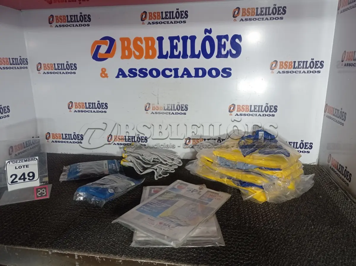 LOTE 249 - 01 LOTE C/VÁRIAS CAPAS P/CHUVA E LUVAS. (NO ESTADO) ATENÇÃO! FAZER A VISITAÇÃO ANTES DE ARREMATAR, NÃO SABEMOS SE FUNCIONA. LEILÃO NÃO TEM GARANTIA E NEM DEVOLUÇÃO, SUJEITO A POSSÍVEIS AVARIAS VISÍVEIS/OCULTAS E/OU AUSÊNCIA DE COMPONENTES.