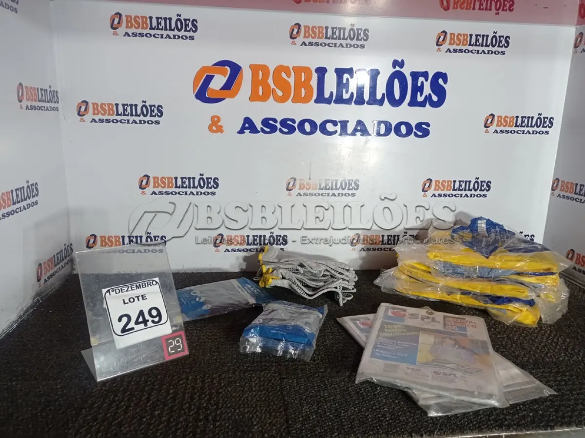 LOTE 249 - 01 LOTE C/VÁRIAS CAPAS P/CHUVA E LUVAS. (NO ESTADO) ATENÇÃO! FAZER A VISITAÇÃO ANTES DE ARREMATAR, NÃO SABEMOS SE FUNCIONA. LEILÃO NÃO TEM GARANTIA E NEM DEVOLUÇÃO, SUJEITO A POSSÍVEIS AVARIAS VISÍVEIS/OCULTAS E/OU AUSÊNCIA DE COMPONENTES.