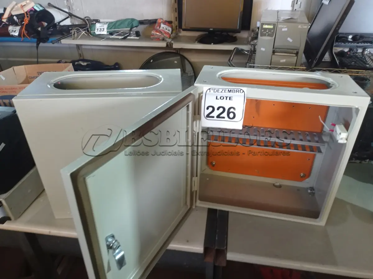LOTE 226 - 02 CAIXAS DE FERRO P/QUADROS ELÉTRICOS. (NO ESTADO) ATENÇÃO! FAZER A VISITAÇÃO ANTES DE ARREMATAR, NÃO SABEMOS SE FUNCIONA. LEILÃO NÃO TEM GARANTIA E NEM DEVOLUÇÃO, SUJEITO A POSSÍVEIS AVARIAS VISÍVEIS/OCULTAS E/OU AUSÊNCIA DE COMPONENTES.