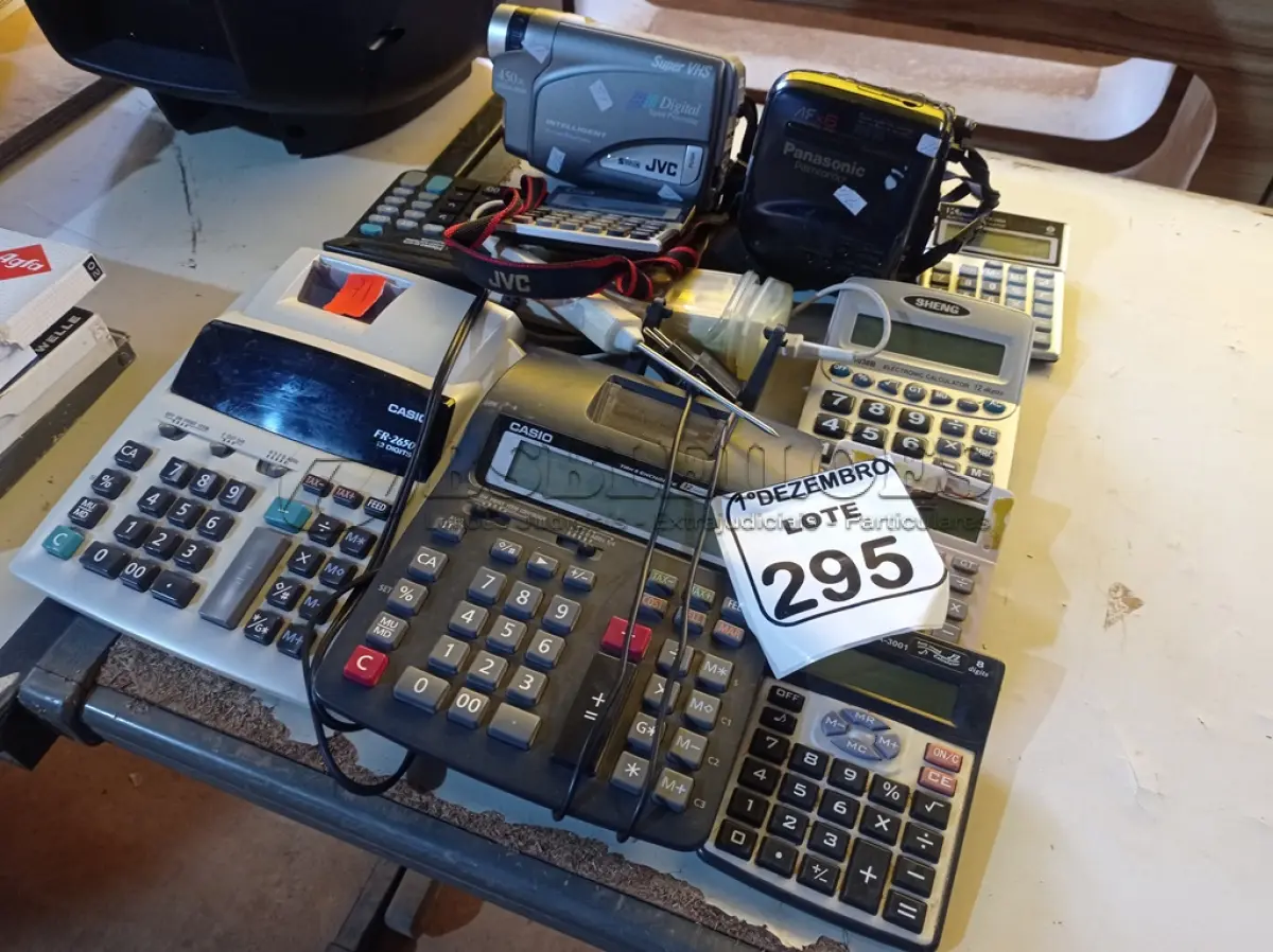 LOTE 295 - 02 CÂMERAS FOTOGRÁFICAS ANTIGAS MARCAS PANASONIC E JVC, VÁRIAS CALCULADORAS MARCAS E MODELOS DIVERSOS E 01 TERMÔMETRO ANTIGO. (NO ESTADO) ATENÇÃO! FAZER A VISITAÇÃO ANTES DE ARREMATAR, NÃO SABEMOS SE FUNCIONA. LEILÃO NÃO TEM GARANTIA E NEM DEVOLUÇÃO, SUJEITO A POSSÍVEIS AVARIAS VISÍVEIS/OCULTAS E/OU AUSÊNCIA DE COMPONENTES.