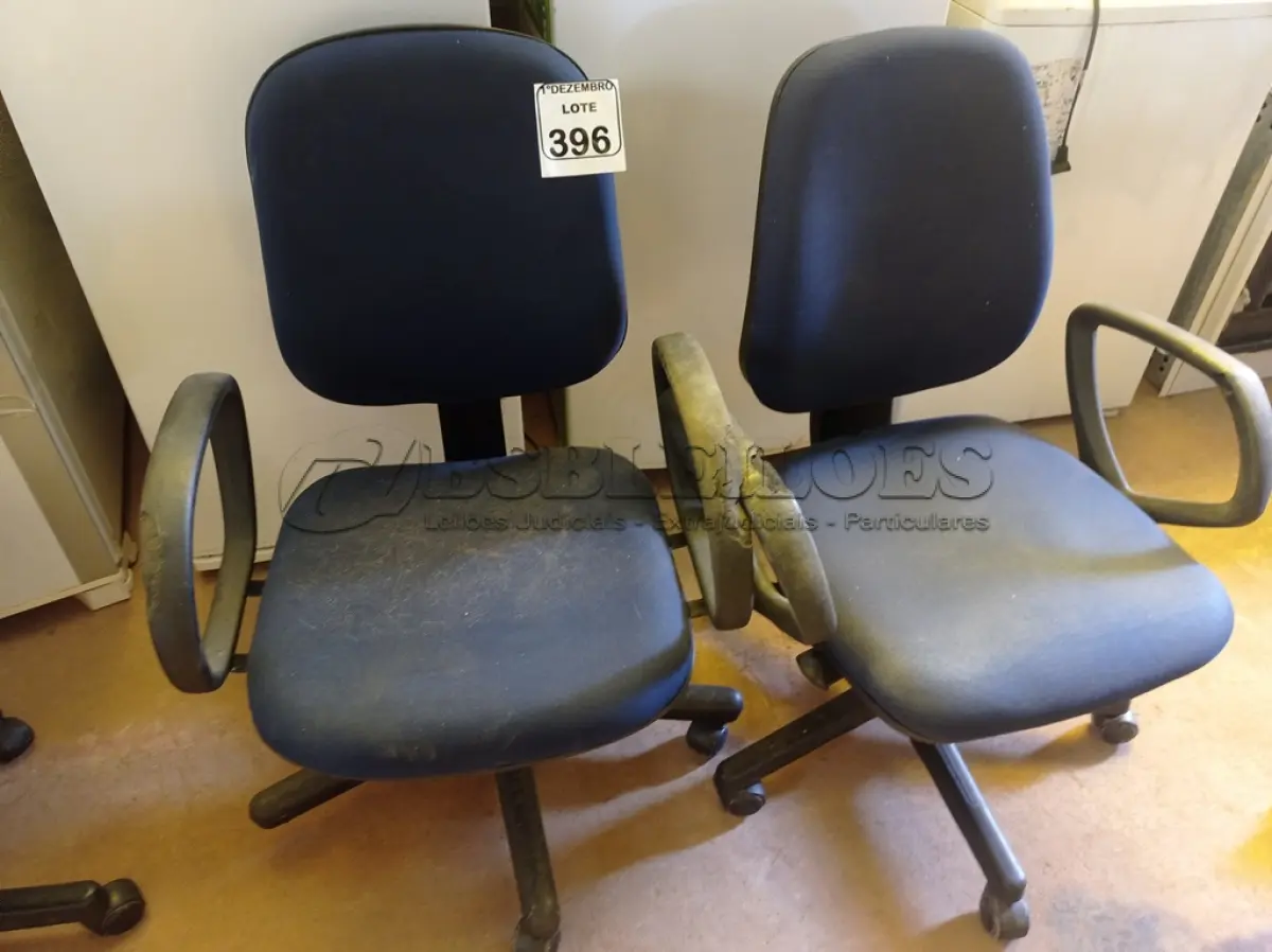 LOTE 396 - 02 CADEIRAS P/ESCRITÓRIO GIRATÓRIAS. (NO ESTADO) ATENÇÃO! FAZER A VISITAÇÃO ANTES DE ARREMATAR, NÃO SABEMOS SE FUNCIONA. LEILÃO NÃO TEM GARANTIA E NEM DEVOLUÇÃO, SUJEITO A POSSÍVEIS AVARIAS VISÍVEIS/OCULTAS E/OU AUSÊNCIA DE COMPONENTES.