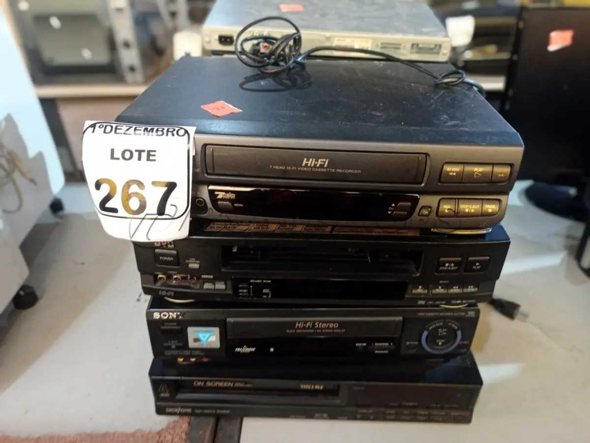 LOTE 267 - 01 LOTE C/VÁRIOS APARELHOS DVD’S E VHS. (NO ESTADO) ATENÇÃO! FAZER A VISITAÇÃO ANTES DE ARREMATAR, NÃO SABEMOS SE FUNCIONA. LEILÃO NÃO TEM GARANTIA E NEM DEVOLUÇÃO, SUJEITO A POSSÍVEIS AVARIAS VISÍVEIS/OCULTAS E/OU AUSÊNCIA DE COMPONENTES.