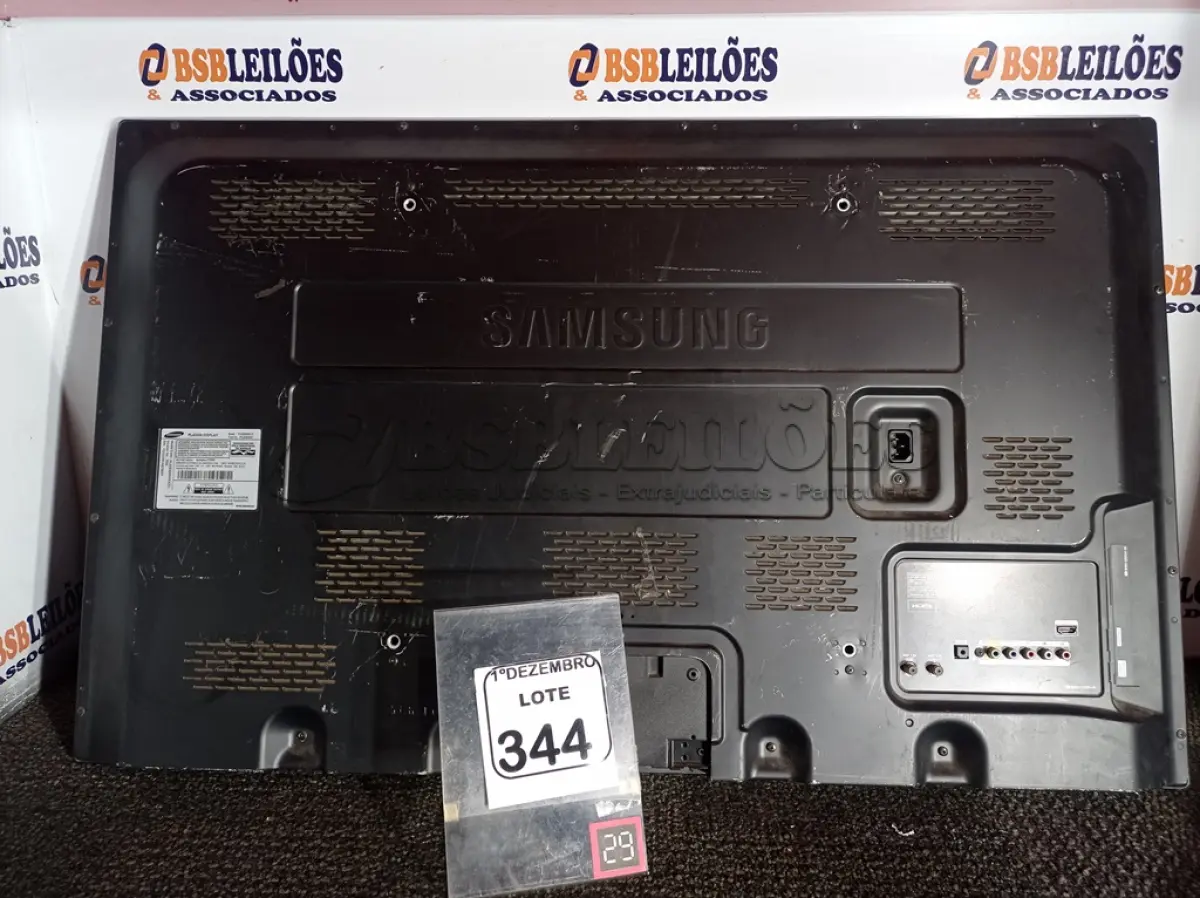 LOTE 344 - 01 TV MARCA SAMSUNG 43”. (NO ESTADO) ATENÇÃO! FAZER A VISITAÇÃO ANTES DE ARREMATAR, NÃO SABEMOS SE FUNCIONA. LEILÃO NÃO TEM GARANTIA E NEM DEVOLUÇÃO, SUJEITO A POSSÍVEIS AVARIAS VISÍVEIS/OCULTAS E/OU AUSÊNCIA DE COMPONENTES.