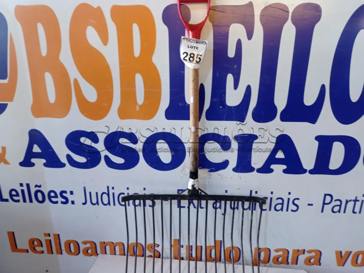 LOTE 285 - 01 GARFO P/FENO. (NO ESTADO) ATENÇÃO! FAZER A VISITAÇÃO ANTES DE ARREMATAR, NÃO SABEMOS SE FUNCIONA. LEILÃO NÃO TEM GARANTIA E NEM DEVOLUÇÃO, SUJEITO A POSSÍVEIS AVARIAS VISÍVEIS/OCULTAS E/OU AUSÊNCIA DE COMPONENTES.