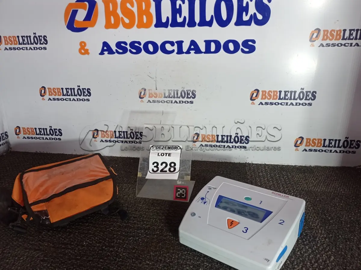 LOTE 328 - 01 DESFIBRILADOR MARCA SCHILLER. (NO ESTADO) ATENÇÃO! FAZER A VISITAÇÃO ANTES DE ARREMATAR, NÃO SABEMOS SE FUNCIONA. LEILÃO NÃO TEM GARANTIA E NEM DEVOLUÇÃO, SUJEITO A POSSÍVEIS AVARIAS VISÍVEIS/OCULTAS E/OU AUSÊNCIA DE COMPONENTES.