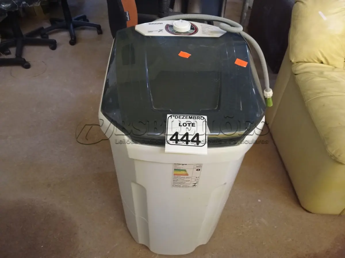 LOTE 444 -  01 TANQUINHO MARCA SUGGAR 7KG 220V. (NO ESTADO) ATENÇÃO! FAZER A VISITAÇÃO ANTES DE ARREMATAR, NÃO SABEMOS SE FUNCIONA. LEILÃO NÃO TEM GARANTIA E NEM DEVOLUÇÃO, SUJEITO A POSSÍVEIS AVARIAS VISÍVEIS/OCULTAS E/OU AUSÊNCIA DE COMPONENTES.
