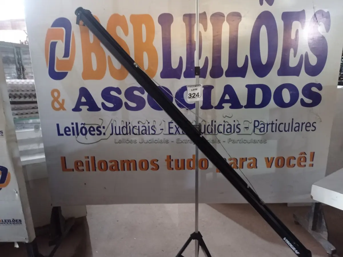 LOTE 324 - 01 TELA DE PROJEÇÃO MARCA VISOGRAF. (NO ESTADO) ATENÇÃO! FAZER A VISITAÇÃO ANTES DE ARREMATAR, NÃO SABEMOS SE FUNCIONA. LEILÃO NÃO TEM GARANTIA E NEM DEVOLUÇÃO, SUJEITO A POSSÍVEIS AVARIAS VISÍVEIS/OCULTAS E/OU AUSÊNCIA DE COMPONENTES.