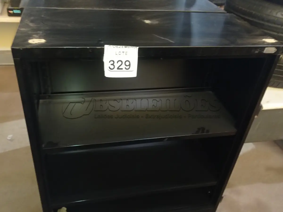 LOTE 329 - 02 ARMÁRIOS DE FERRO. (NO ESTADO) ATENÇÃO! FAZER A VISITAÇÃO ANTES DE ARREMATAR, NÃO SABEMOS SE FUNCIONA. LEILÃO NÃO TEM GARANTIA E NEM DEVOLUÇÃO, SUJEITO A POSSÍVEIS AVARIAS VISÍVEIS/OCULTAS E/OU AUSÊNCIA DE COMPONENTES.