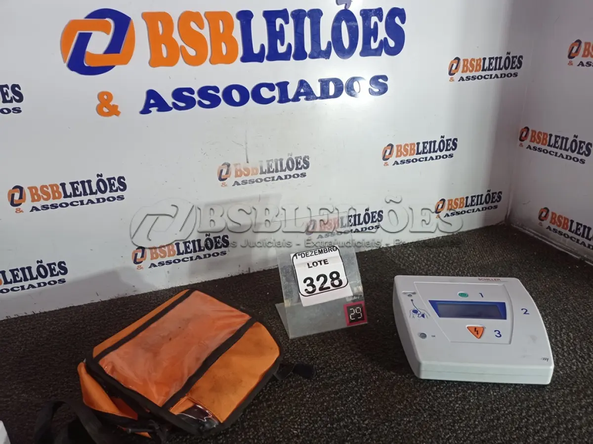 LOTE 328 - 01 DESFIBRILADOR MARCA SCHILLER. (NO ESTADO) ATENÇÃO! FAZER A VISITAÇÃO ANTES DE ARREMATAR, NÃO SABEMOS SE FUNCIONA. LEILÃO NÃO TEM GARANTIA E NEM DEVOLUÇÃO, SUJEITO A POSSÍVEIS AVARIAS VISÍVEIS/OCULTAS E/OU AUSÊNCIA DE COMPONENTES.