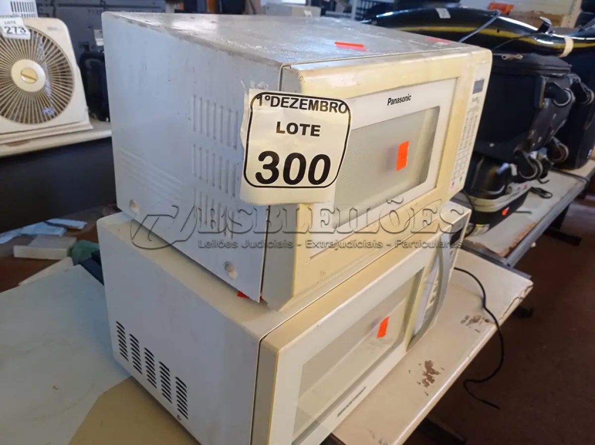 LOTE 300 - 02 MICRO-ONDAS MARCA BRASTEMP E PANASONIC C/PRATO. (NO ESTADO) ATENÇÃO! FAZER A VISITAÇÃO ANTES DE ARREMATAR, NÃO SABEMOS SE FUNCIONA. LEILÃO NÃO TEM GARANTIA E NEM DEVOLUÇÃO, SUJEITO A POSSÍVEIS AVARIAS VISÍVEIS/OCULTAS E/OU AUSÊNCIA DE COMPONENTES.