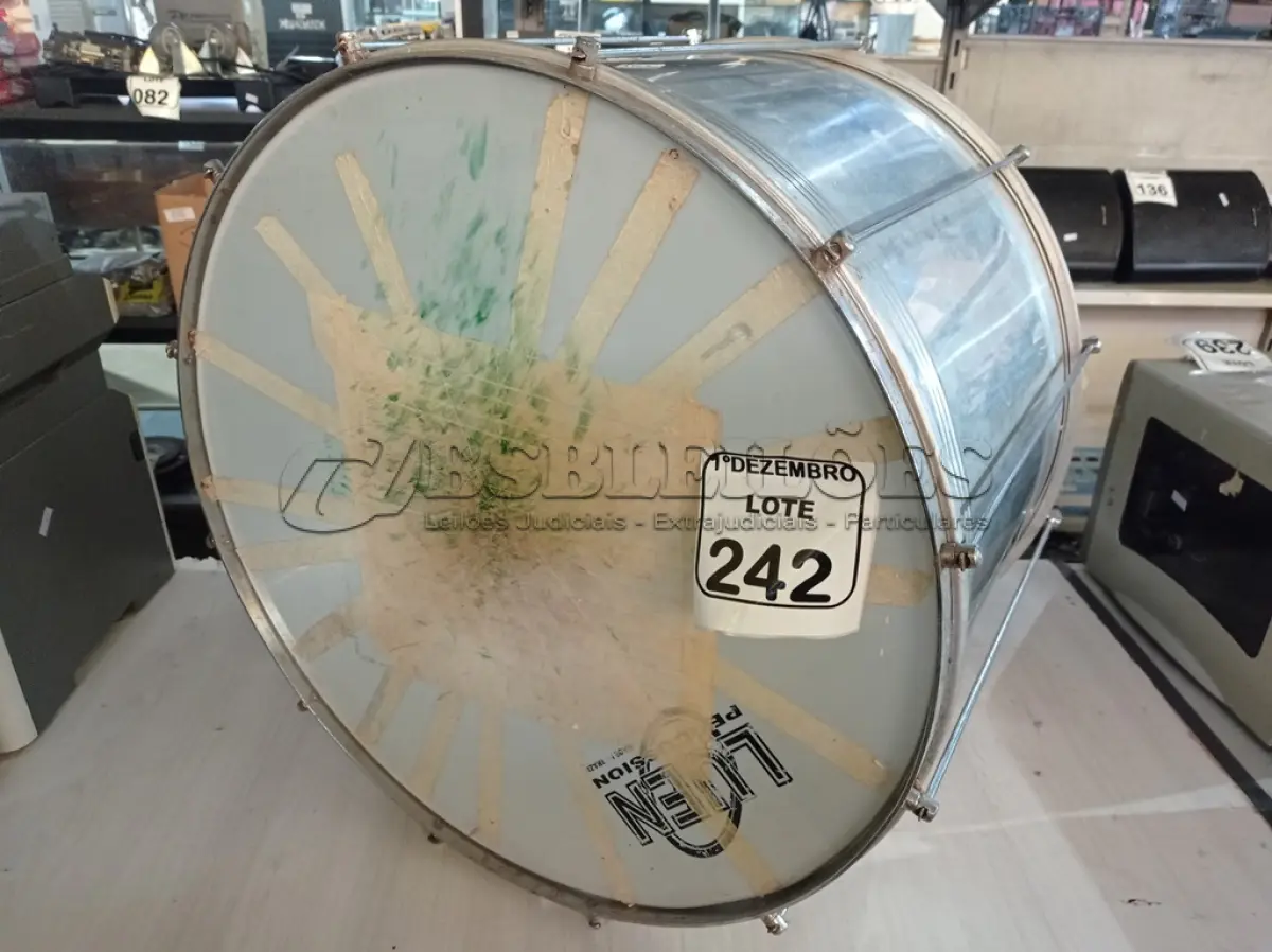 LOTE 242 - 01 INSTRUMENTO SURDO MARCA LUEN. (NO ESTADO) ATENÇÃO! FAZER A VISITAÇÃO ANTES DE ARREMATAR, NÃO SABEMOS SE FUNCIONA. LEILÃO NÃO TEM GARANTIA E NEM DEVOLUÇÃO, SUJEITO A POSSÍVEIS AVARIAS VISÍVEIS/OCULTAS E/OU AUSÊNCIA DE COMPONENTES.