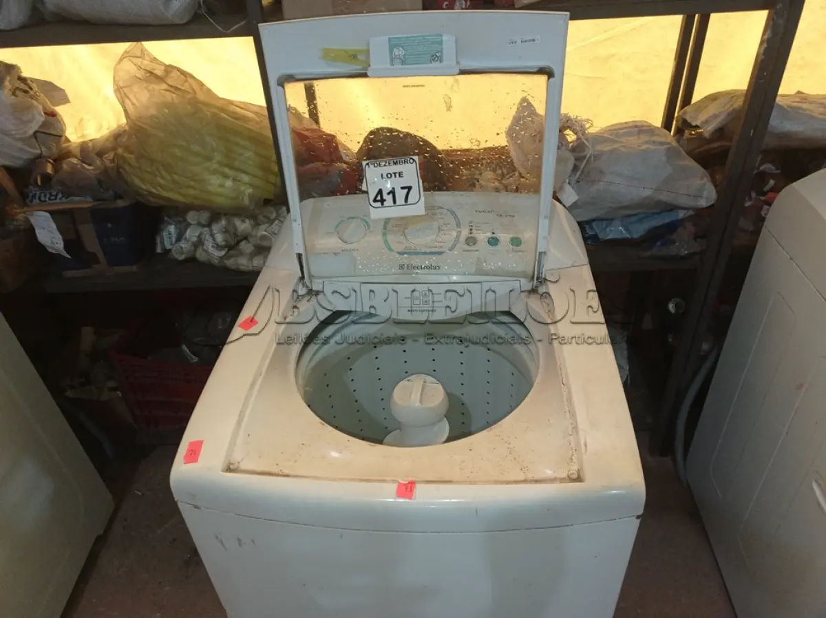 LOTE 417 - 01 MÁQUINA DE LAVAR MARCA ELECTROLUX 12KG 220V. (NO ESTADO) ATENÇÃO! FAZER A VISITAÇÃO ANTES DE ARREMATAR, NÃO SABEMOS SE FUNCIONA. LEILÃO NÃO TEM GARANTIA E NEM DEVOLUÇÃO, SUJEITO A POSSÍVEIS AVARIAS VISÍVEIS/OCULTAS E/OU AUSÊNCIA DE COMPONENTES.