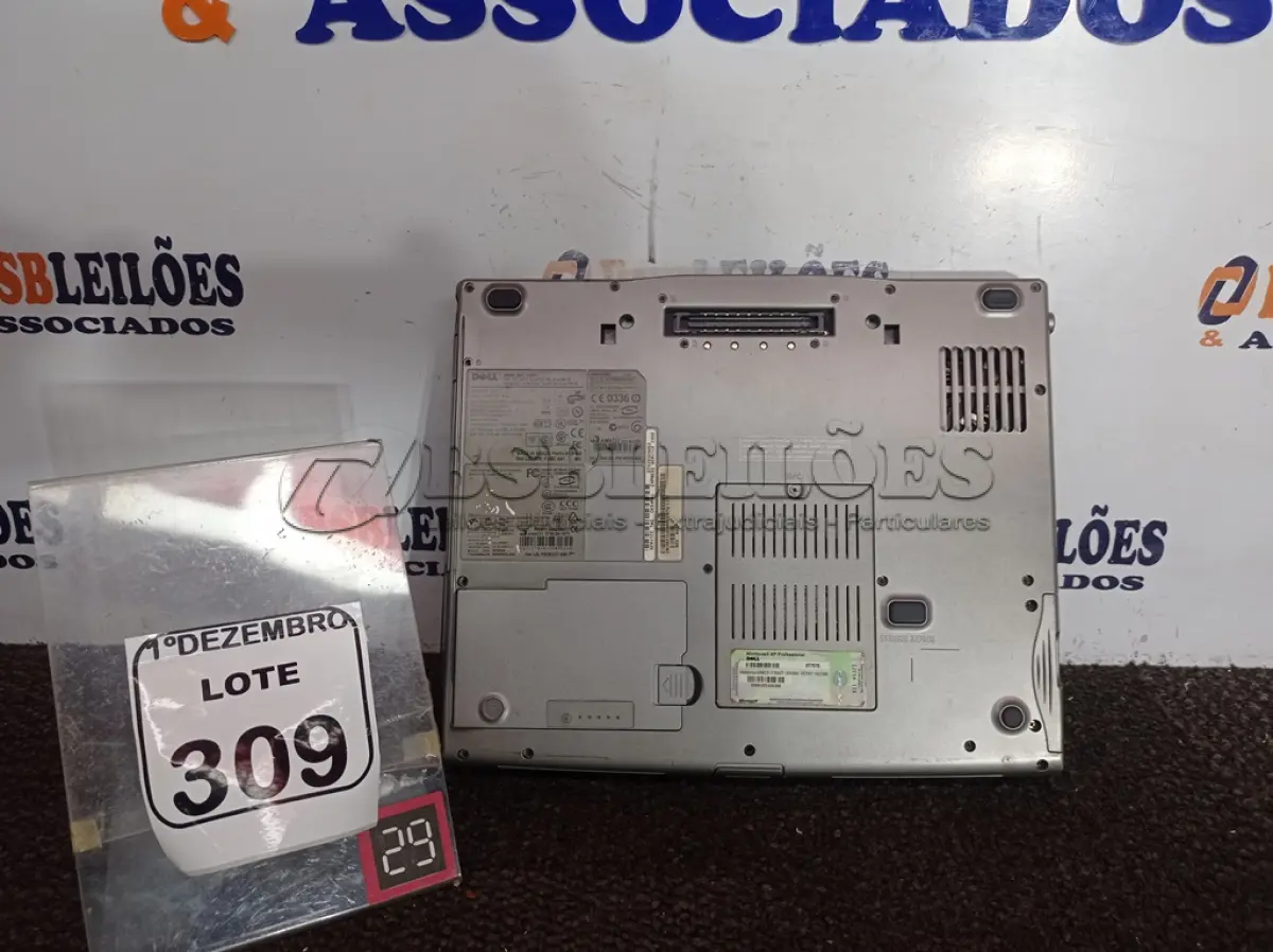 LOTE 309 - 01 NOTEBOOK MARCA DELL. (NO ESTADO) ATENÇÃO! FAZER A VISITAÇÃO ANTES DE ARREMATAR, NÃO SABEMOS SE FUNCIONA. LEILÃO NÃO TEM GARANTIA E NEM DEVOLUÇÃO, SUJEITO A POSSÍVEIS AVARIAS VISÍVEIS/OCULTAS E/OU AUSÊNCIA DE COMPONENTES.