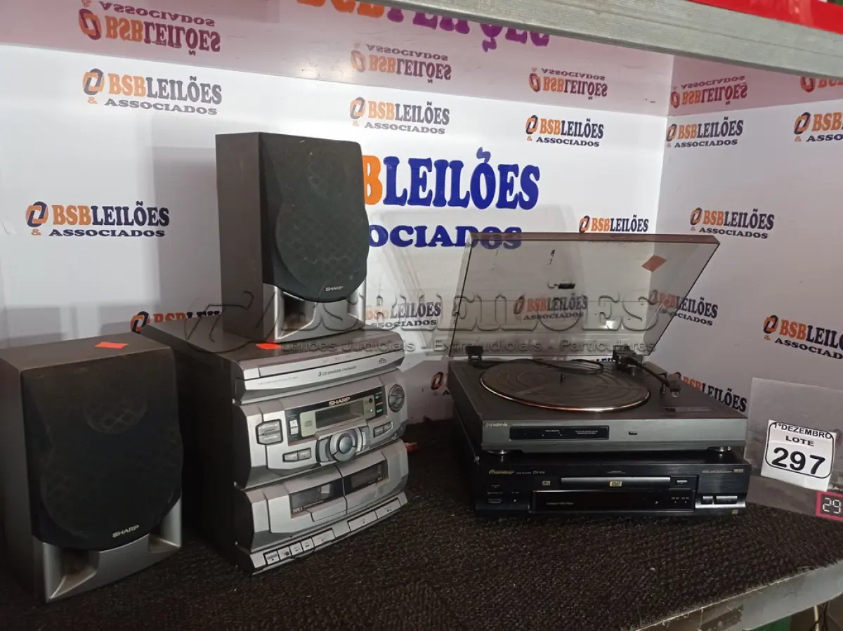 LOTE 297 - 01 APARELHO DE SOM MARCA SHARK, 01 TOCA CD’S MARCA PIONEER C/CONTROLE E 01 TOCA DISCOS MARCA GRADIENTE. (NO ESTADO) ATENÇÃO! FAZER A VISITAÇÃO ANTES DE ARREMATAR, NÃO SABEMOS SE FUNCIONA. LEILÃO NÃO TEM GARANTIA E NEM DEVOLUÇÃO, SUJEITO A POSSÍVEIS AVARIAS VISÍVEIS/OCULTAS E/OU AUSÊNCIA DE COMPONENTES.