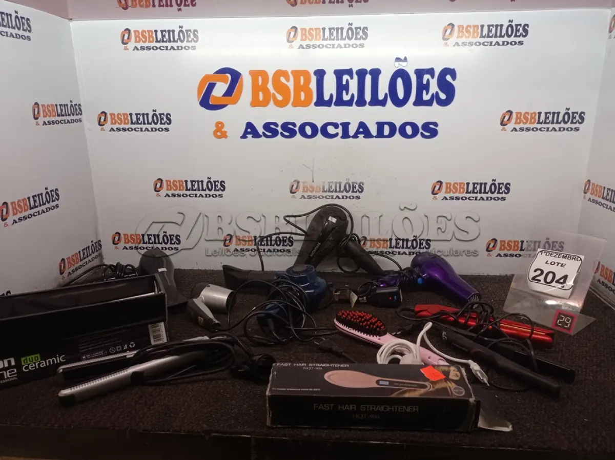 LOTE 204 - 01 LOTE C/VÁRIOS SECADORES DE CABELO, ESCOVA ELÉTRICA E CHAPINHAS. (NO ESTADO) ATENÇÃO! FAZER A VISITAÇÃO ANTES DE ARREMATAR, NÃO SABEMOS SE FUNCIONA. LEILÃO NÃO TEM GARANTIA E NEM DEVOLUÇÃO, SUJEITO A POSSÍVEIS AVARIAS VISÍVEIS/OCULTAS E/OU AUSÊNCIA DE COMPONENTES.