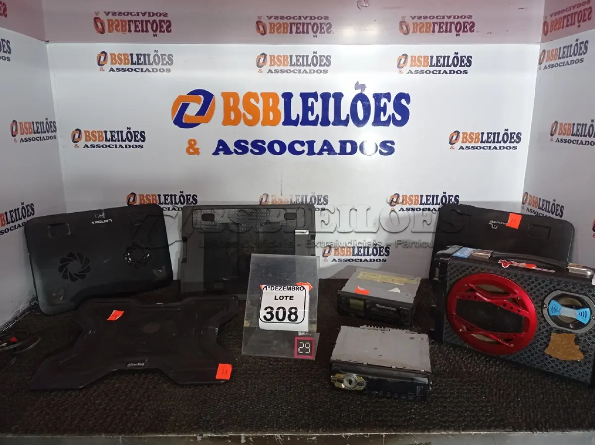 LOTE 308 - 02 APARELHOS DE SOM AUTOMOTIVOS MARCAS E MODELOS DIVERSOS SENDO UM TOCA-FITAS, 01 CAIXA DE SOM E MATERIAIS DIVERSOS. (NO ESTADO) ATENÇÃO! FAZER A VISITAÇÃO ANTES DE ARREMATAR, NÃO SABEMOS SE FUNCIONA. LEILÃO NÃO TEM GARANTIA E NEM DEVOLUÇÃO, SUJEITO A POSSÍVEIS AVARIAS VISÍVEIS/OCULTAS E/OU AUSÊNCIA DE COMPONENTES.