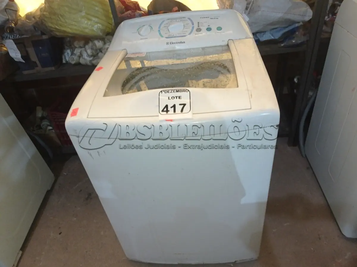 LOTE 417 - 01 MÁQUINA DE LAVAR MARCA ELECTROLUX 12KG 220V. (NO ESTADO) ATENÇÃO! FAZER A VISITAÇÃO ANTES DE ARREMATAR, NÃO SABEMOS SE FUNCIONA. LEILÃO NÃO TEM GARANTIA E NEM DEVOLUÇÃO, SUJEITO A POSSÍVEIS AVARIAS VISÍVEIS/OCULTAS E/OU AUSÊNCIA DE COMPONENTES.