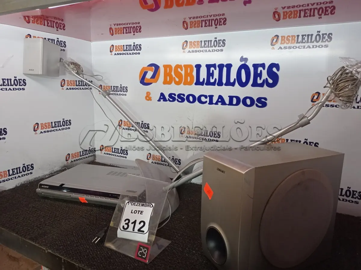 LOTE 312 - 01 HOME-THEATER MARCA SONY. (NO ESTADO) ATENÇÃO! FAZER A VISITAÇÃO ANTES DE ARREMATAR, NÃO SABEMOS SE FUNCIONA. LEILÃO NÃO TEM GARANTIA E NEM DEVOLUÇÃO, SUJEITO A POSSÍVEIS AVARIAS VISÍVEIS/OCULTAS E/OU AUSÊNCIA DE COMPONENTES.