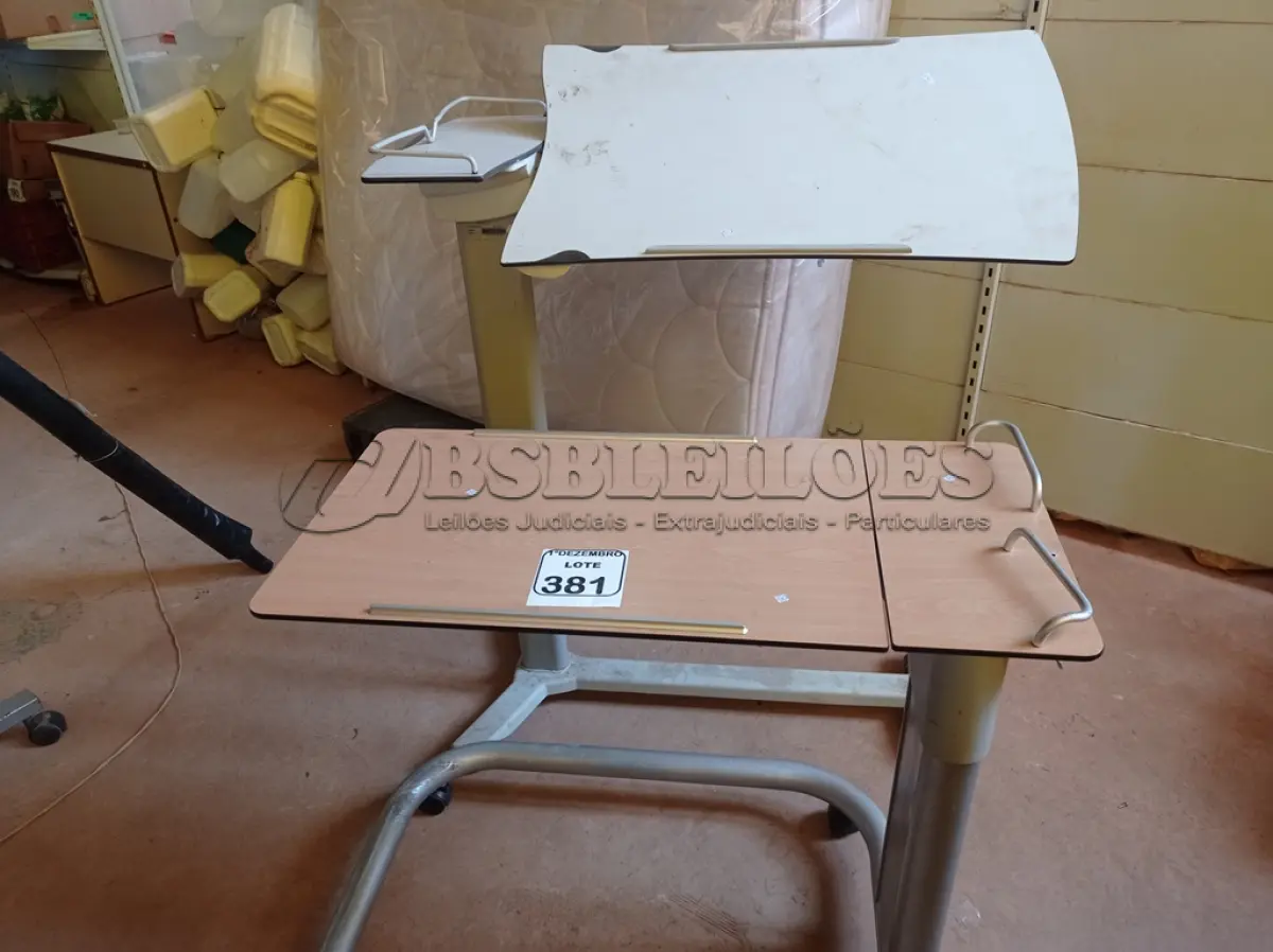 LOTE 381 - 02 MESAS P/REFEIÇÃO C/REGULADOR DE ALTURA. (NO ESTADO) ATENÇÃO! FAZER A VISITAÇÃO ANTES DE ARREMATAR, NÃO SABEMOS SE FUNCIONA. LEILÃO NÃO TEM GARANTIA E NEM DEVOLUÇÃO, SUJEITO A POSSÍVEIS AVARIAS VISÍVEIS/OCULTAS E/OU AUSÊNCIA DE COMPONENTES.
