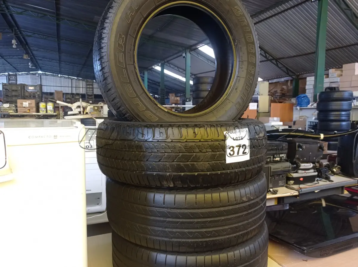 LOTE 372 - 04 PNEUS USADOS 215-65-16. (NO ESTADO) ATENÇÃO! FAZER A VISITAÇÃO ANTES DE ARREMATAR, NÃO SABEMOS SE FUNCIONA. LEILÃO NÃO TEM GARANTIA E NEM DEVOLUÇÃO, SUJEITO A POSSÍVEIS AVARIAS VISÍVEIS/OCULTAS E/OU AUSÊNCIA DE COMPONENTES.