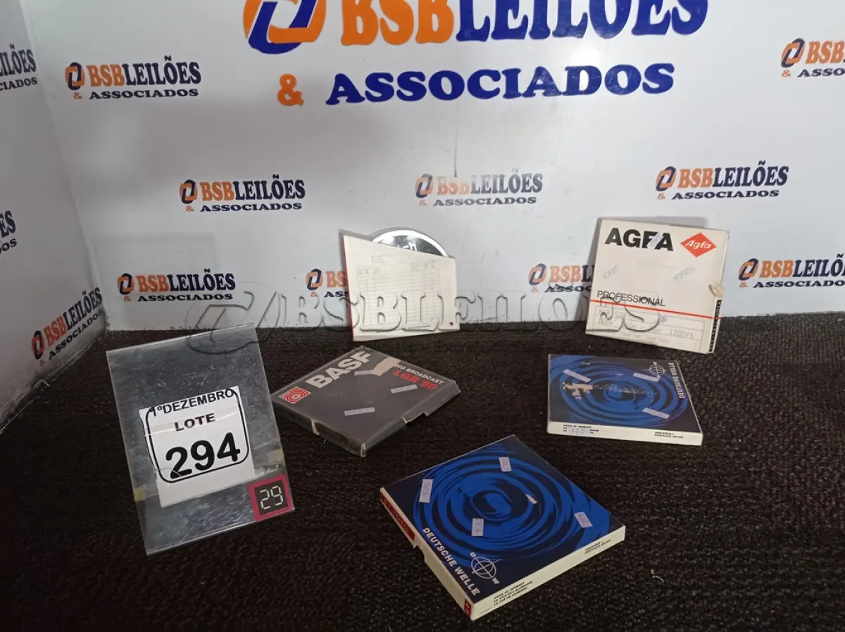 LOTE 294 - 05 FITAS ANTIGAS. (NO ESTADO) ATENÇÃO! FAZER A VISITAÇÃO ANTES DE ARREMATAR, NÃO SABEMOS SE FUNCIONA. LEILÃO NÃO TEM GARANTIA E NEM DEVOLUÇÃO, SUJEITO A POSSÍVEIS AVARIAS VISÍVEIS/OCULTAS E/OU AUSÊNCIA DE COMPONENTES.