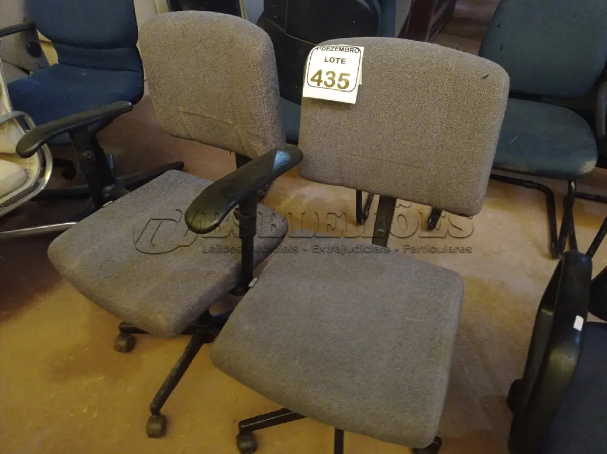 LOTE 435 - 02 CADEIRAS GIRATÓRIAS EM TECIDO NA COR CINZA. (NO ESTADO) ATENÇÃO! FAZER A VISITAÇÃO ANTES DE ARREMATAR, NÃO SABEMOS SE FUNCIONA. LEILÃO NÃO TEM GARANTIA E NEM DEVOLUÇÃO, SUJEITO A POSSÍVEIS AVARIAS VISÍVEIS/OCULTAS E/OU AUSÊNCIA DE COMPONENTES.