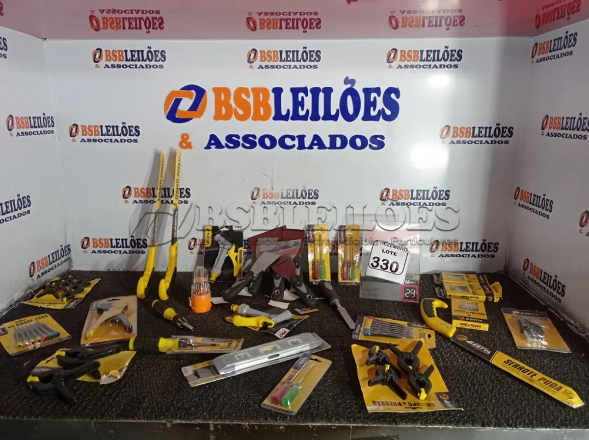 LOTE 330 - 01 LOTE COM FERRAMENTAS DIVERSAS. (NO ESTADO) ATENÇÃO! FAZER A VISITAÇÃO ANTES DE ARREMATAR, NÃO SABEMOS SE FUNCIONA. LEILÃO NÃO TEM GARANTIA E NEM DEVOLUÇÃO, SUJEITO A POSSÍVEIS AVARIAS VISÍVEIS/OCULTAS E/OU AUSÊNCIA DE COMPONENTES.