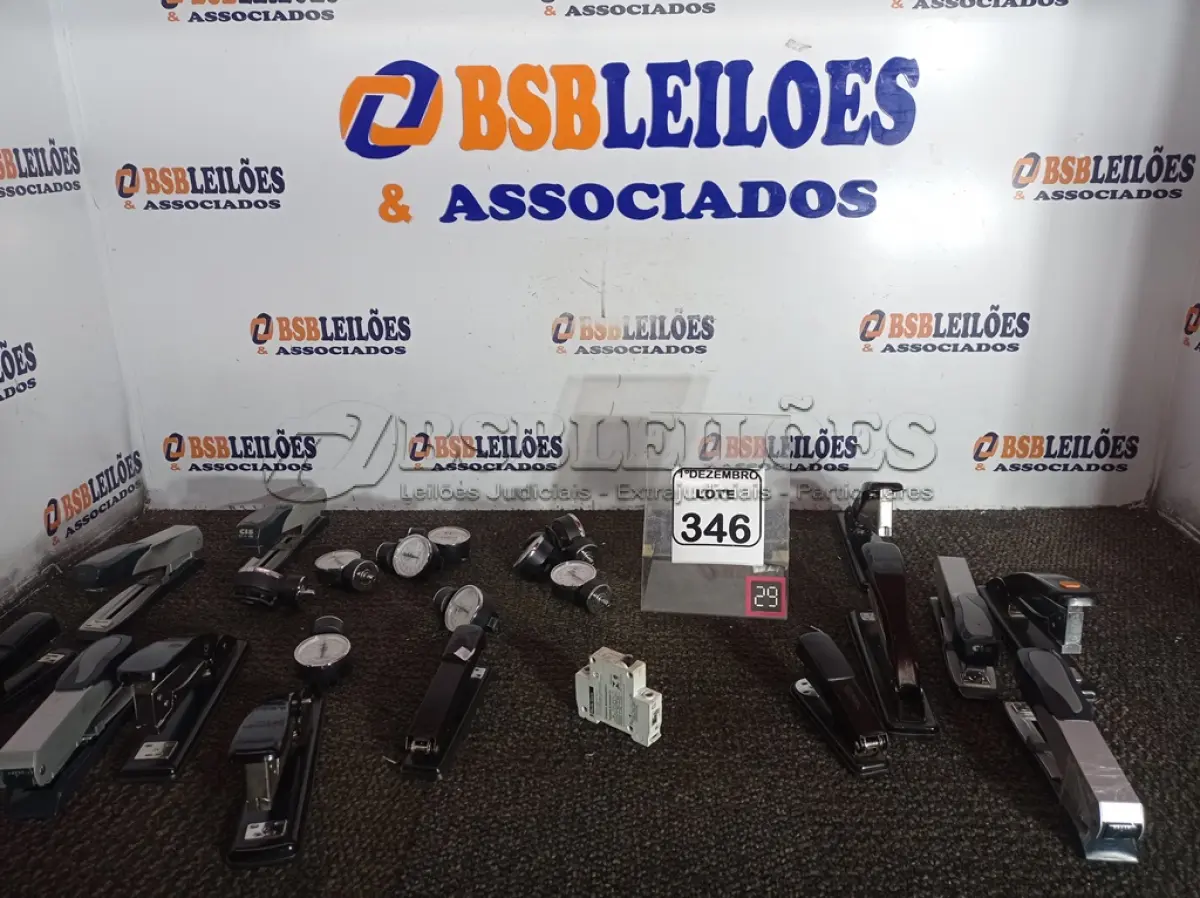 LOTE 346 - 01 LOTE C/VÁRIOS GRAMPEADORES E 08 MANÔMETROS. (NO ESTADO) ATENÇÃO! FAZER A VISITAÇÃO ANTES DE ARREMATAR, NÃO SABEMOS SE FUNCIONA. LEILÃO NÃO TEM GARANTIA E NEM DEVOLUÇÃO, SUJEITO A POSSÍVEIS AVARIAS VISÍVEIS/OCULTAS E/OU AUSÊNCIA DE COMPONENTES.