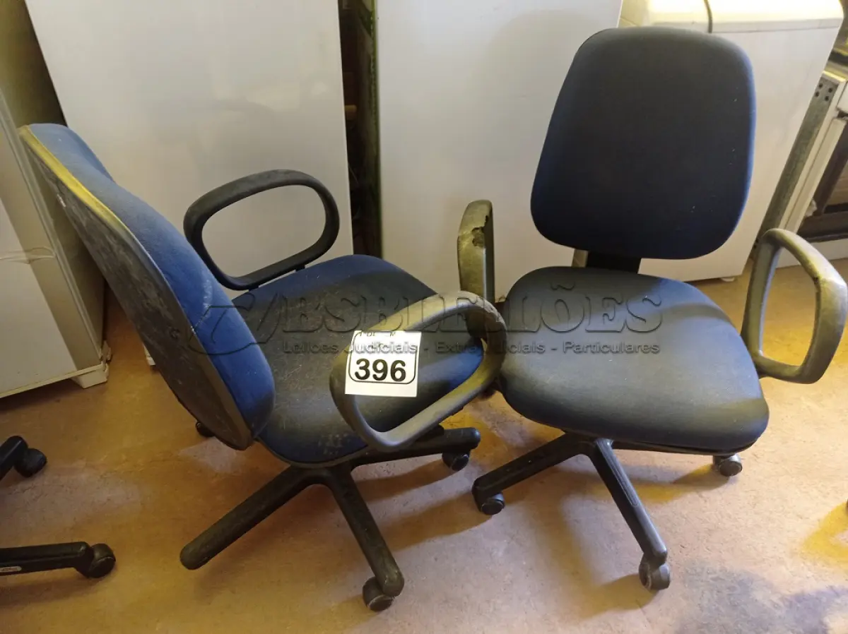 LOTE 396 - 02 CADEIRAS P/ESCRITÓRIO GIRATÓRIAS. (NO ESTADO) ATENÇÃO! FAZER A VISITAÇÃO ANTES DE ARREMATAR, NÃO SABEMOS SE FUNCIONA. LEILÃO NÃO TEM GARANTIA E NEM DEVOLUÇÃO, SUJEITO A POSSÍVEIS AVARIAS VISÍVEIS/OCULTAS E/OU AUSÊNCIA DE COMPONENTES.