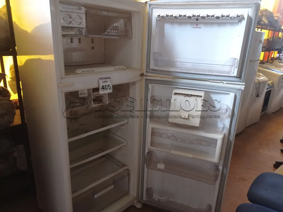 LOTE 405 - 01 GELADEIRA MARCA BRASTEMP 220V. (NO ESTADO) ATENÇÃO! FAZER A VISITAÇÃO ANTES DE ARREMATAR, NÃO SABEMOS SE FUNCIONA. LEILÃO NÃO TEM GARANTIA E NEM DEVOLUÇÃO, SUJEITO A POSSÍVEIS AVARIAS VISÍVEIS/OCULTAS E/OU AUSÊNCIA DE COMPONENTES.