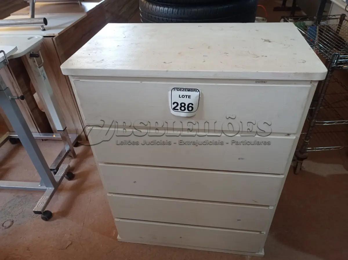 LOTE 286 - 01 CÔMODA NA COR BRANCA 05 GAVETAS. (NO ESTADO) ATENÇÃO! FAZER A VISITAÇÃO ANTES DE ARREMATAR, NÃO SABEMOS SE FUNCIONA. LEILÃO NÃO TEM GARANTIA E NEM DEVOLUÇÃO, SUJEITO A POSSÍVEIS AVARIAS VISÍVEIS/OCULTAS E/OU AUSÊNCIA DE COMPONENTES.