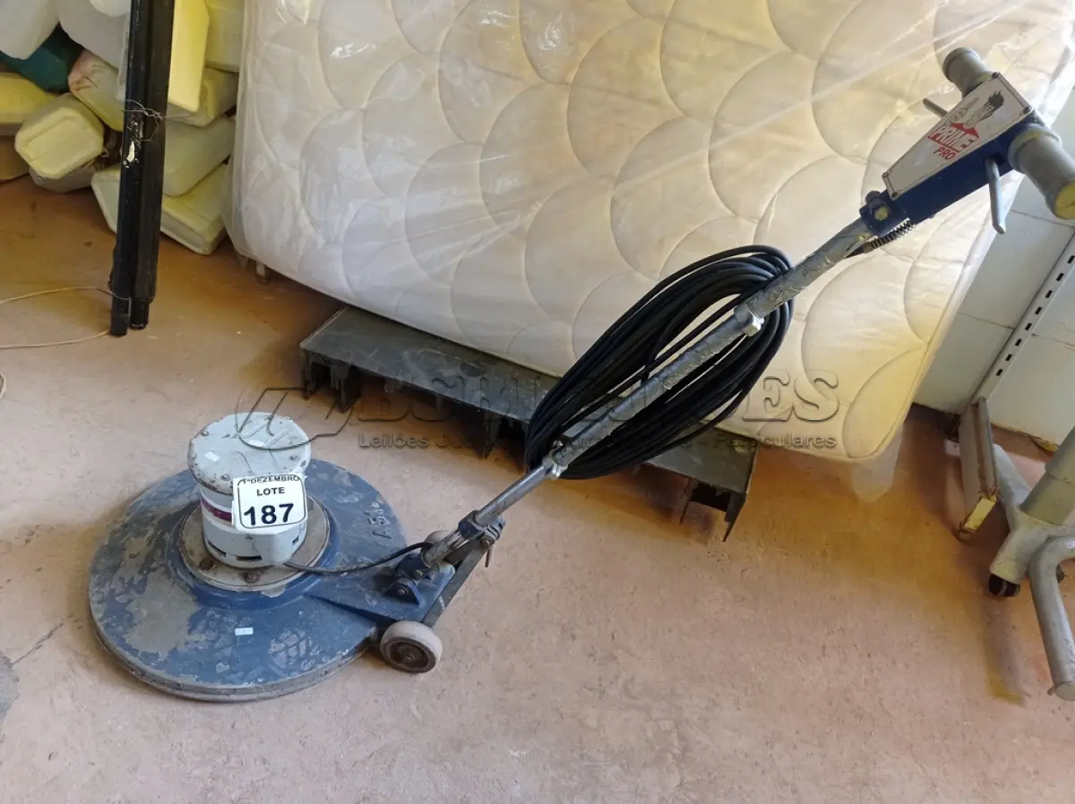 LOTE 187 - 01 ENCERADEIRA MARCA PRIMEPRO MODELO A51. (NO ESTADO) ATENÇÃO! FAZER A VISITAÇÃO ANTES DE ARREMATAR, NÃO SABEMOS SE FUNCIONA. LEILÃO NÃO TEM GARANTIA E NEM DEVOLUÇÃO, SUJEITO A POSSÍVEIS AVARIAS VISÍVEIS/OCULTAS E/OU AUSÊNCIA DE COMPONENTES.
