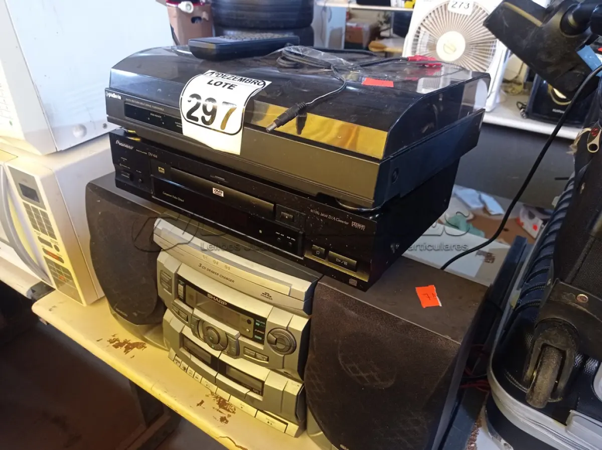 LOTE 297 - 01 APARELHO DE SOM MARCA SHARK, 01 TOCA CD’S MARCA PIONEER C/CONTROLE E 01 TOCA DISCOS MARCA GRADIENTE. (NO ESTADO) ATENÇÃO! FAZER A VISITAÇÃO ANTES DE ARREMATAR, NÃO SABEMOS SE FUNCIONA. LEILÃO NÃO TEM GARANTIA E NEM DEVOLUÇÃO, SUJEITO A POSSÍVEIS AVARIAS VISÍVEIS/OCULTAS E/OU AUSÊNCIA DE COMPONENTES.