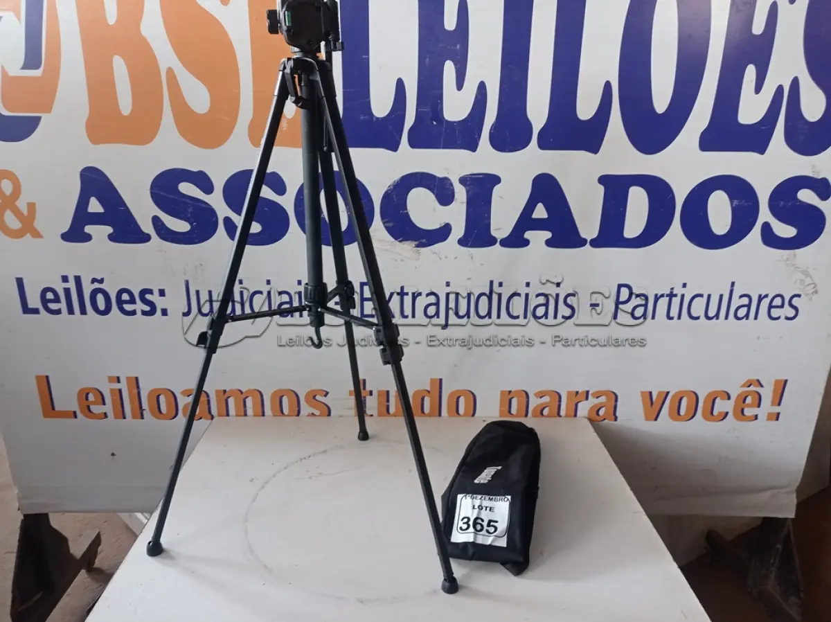 LOTE 365 - 01 TRIPÉ P/CÂMERA MARCA TOMATE(NOVO). (NO ESTADO) ATENÇÃO! FAZER A VISITAÇÃO ANTES DE ARREMATAR, NÃO SABEMOS SE FUNCIONA. LEILÃO NÃO TEM GARANTIA E NEM DEVOLUÇÃO, SUJEITO A POSSÍVEIS AVARIAS VISÍVEIS/OCULTAS E/OU AUSÊNCIA DE COMPONENTES.