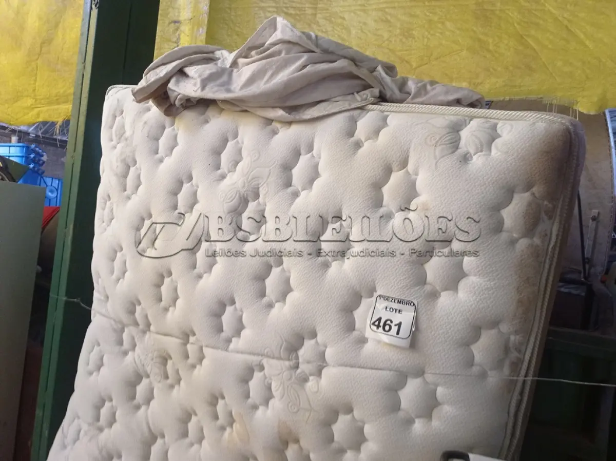 LOTE 461 - 01 COLCHÃO DE CASAL. (NO ESTADO) ATENÇÃO! FAZER A VISITAÇÃO ANTES DE ARREMATAR, NÃO SABEMOS SE FUNCIONA. LEILÃO NÃO TEM GARANTIA E NEM DEVOLUÇÃO, SUJEITO A POSSÍVEIS AVARIAS VISÍVEIS/OCULTAS E/OU AUSÊNCIA DE COMPONENTES.