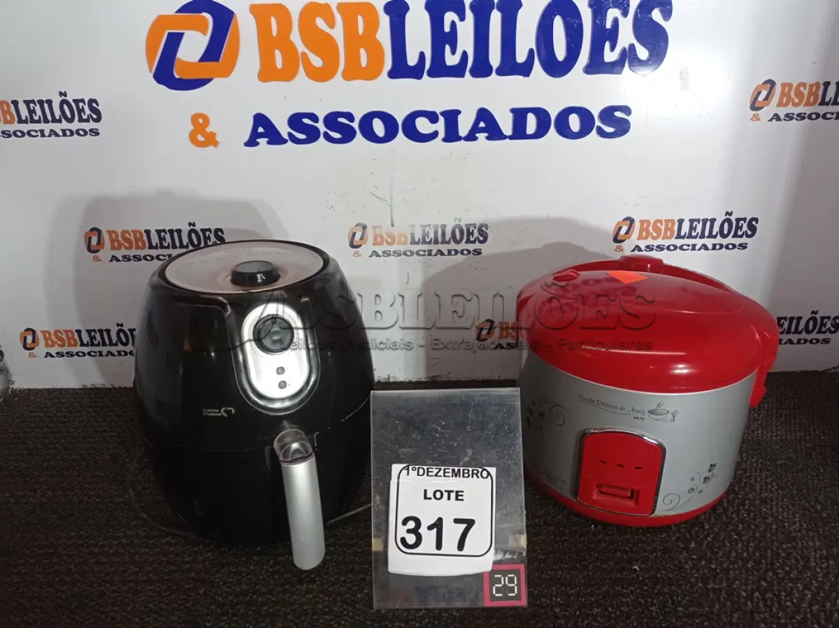 LOTE 317 - 01 AIR FRYER MARCA MALORI E 01 PANELA ELÉTRICA. (NO ESTADO) ATENÇÃO! FAZER A VISITAÇÃO ANTES DE ARREMATAR, NÃO SABEMOS SE FUNCIONA. LEILÃO NÃO TEM GARANTIA E NEM DEVOLUÇÃO, SUJEITO A POSSÍVEIS AVARIAS VISÍVEIS/OCULTAS E/OU AUSÊNCIA DE COMPONENTES.